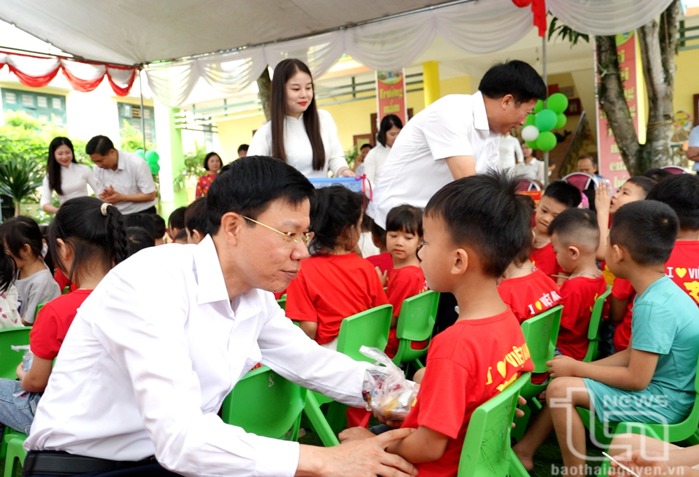 Đồng chí Chủ tịch Ủy ban MTTQ tỉnh Dương Văn Tiến tặng quà, động viên các cháu thiếu nhi.