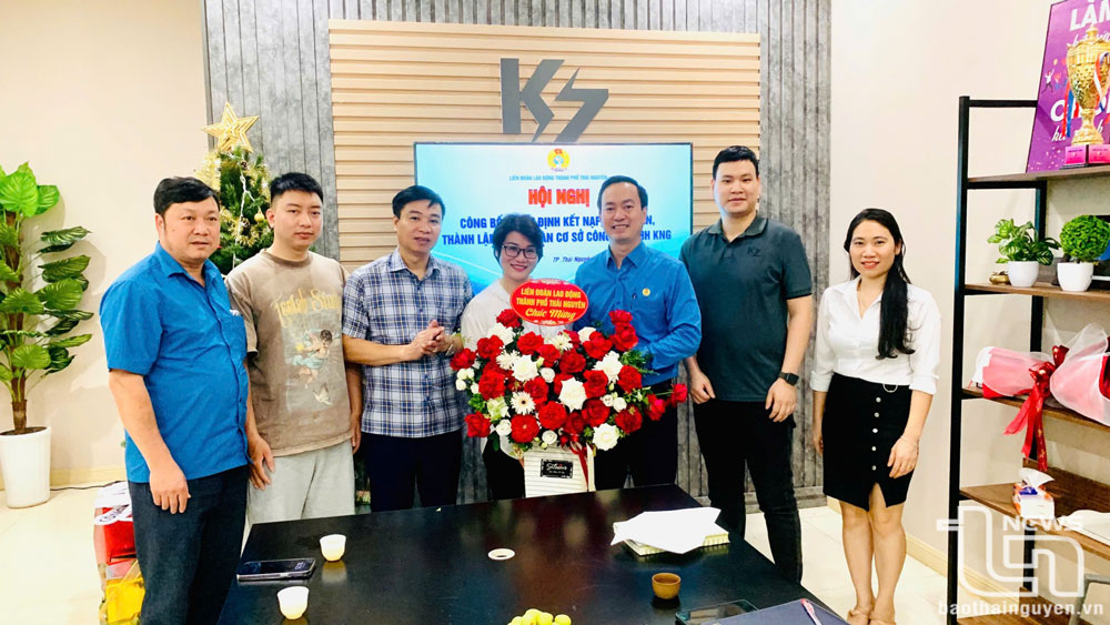 Đại diện lãnh đạo Liên đoàn Lao động TP. Thái Nguyên tặng hoa chúc mừng Ban Chấp hành lâm thời Công đoàn Công ty TNHH KNG.