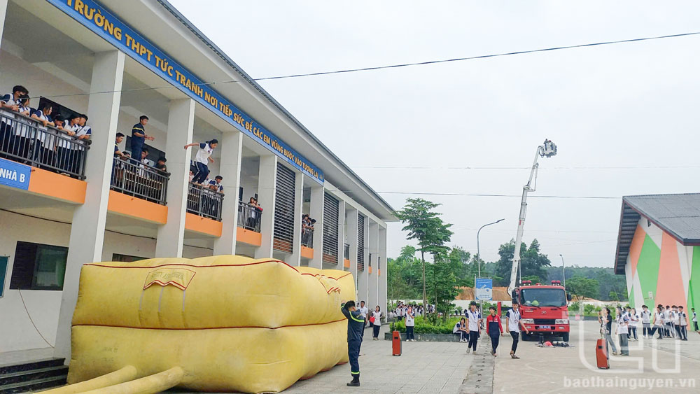 Học sinh thực hành phương án thoát nạn khi có sự cố cháy, nổ xảy ra.