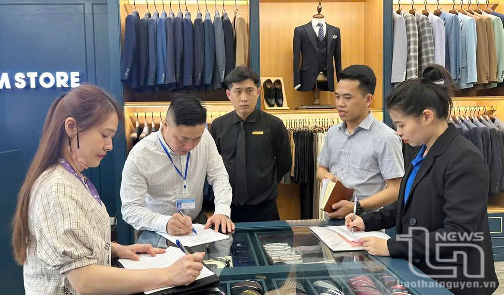 Sở Công Thương phối hợp với UBND phường Hoàng Văn Thụ (TP. Thái Nguyên) tiến hành khảo sát các cơ sở, cửa hàng kinh doanh trên đường Lương Ngọc Quyến để xây dựng tuyến phố thương mại điện tử.