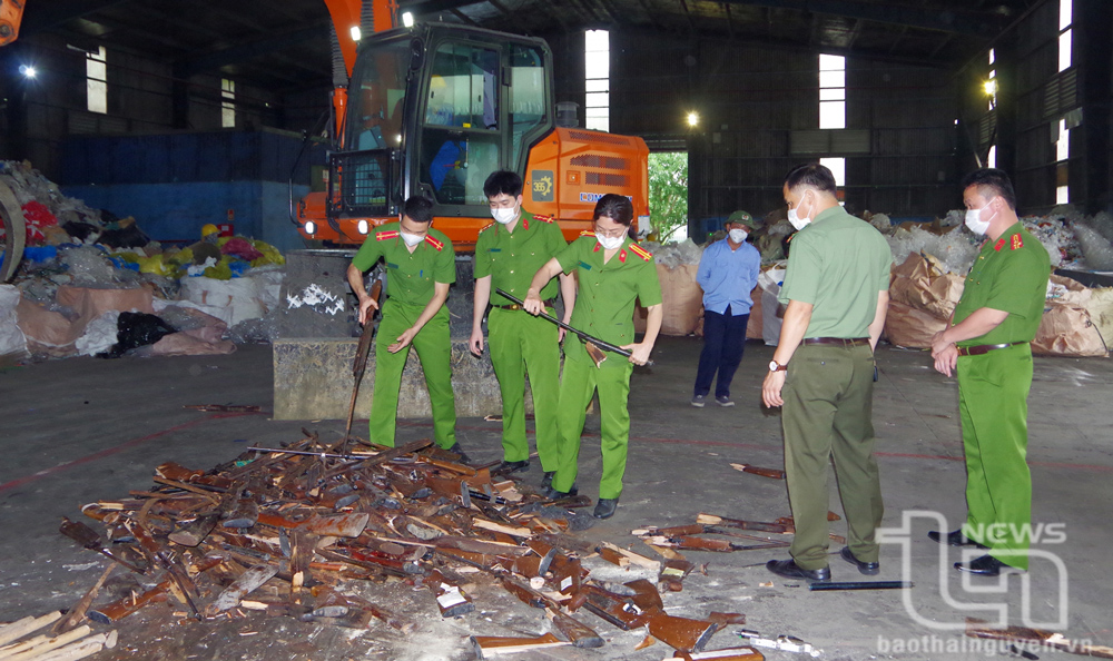 Lực lượng Công an phối hợp với Công ty CP Môi trường Việt Xuân Mới tiêu hủy vũ khí, công cụ hỗ trợ.