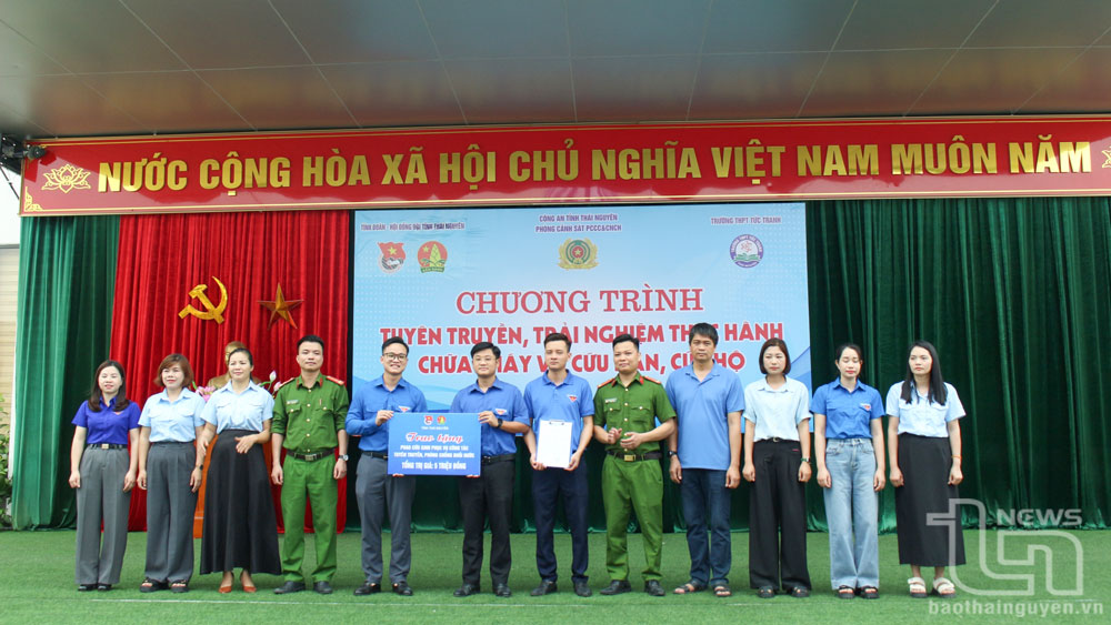 Tỉnh đoàn, Hội đồng Đội tỉnh trao tặng kinh phí hỗ trợ phao cứu sinh phục vụ công tác tuyên truyền phòng chống đuối nước.