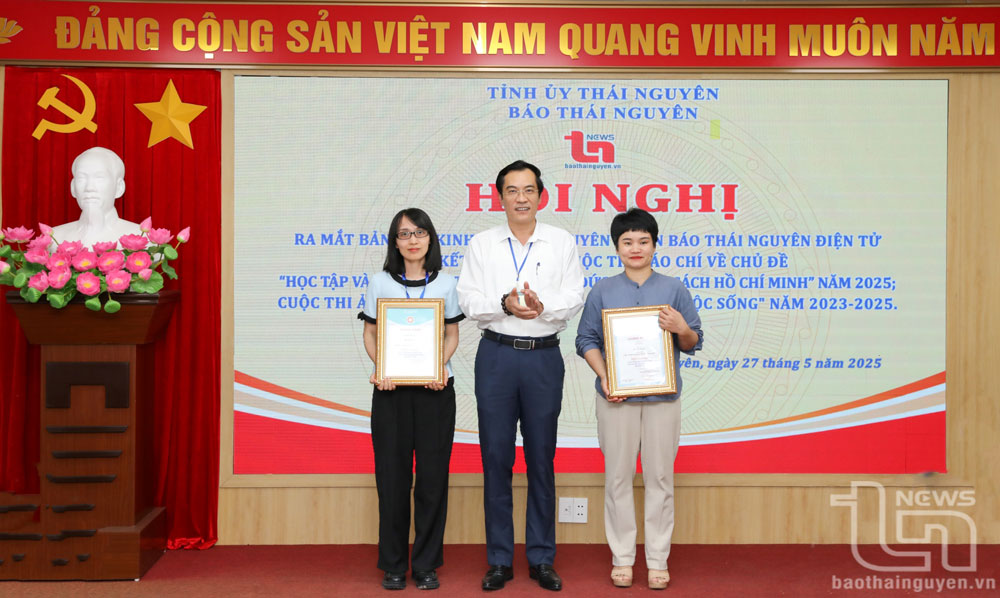 Lãnh đạo Báo Thái Nguyên trao giải cho các tác giả, nhóm tác giả đoạt giải Nhì trong Cuộc thi ảnh báo chí “Thái Nguyên - Góc nhìn cuộc sống” năm 2023-2025.