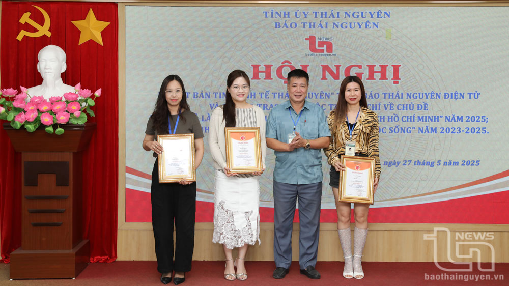 Lãnh đạo Báo Thái Nguyên trao giải cho các tác giả, nhóm tác giả đoạt giải A trong Cuộc thi báo chí về chủ đề “Học tập và làm theo tư tưởng, đạo đức, phong cách Hồ Chí Minh năm 2025.