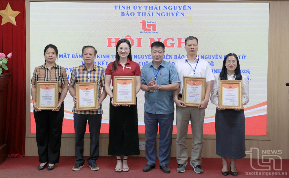 Lãnh đạo Báo Thái Nguyên trao giải cho các tác giả, nhóm tác giả đoạt giải Khuyến khích trong Cuộc thi báo chí về chủ đề “Học tập và làm theo tư tưởng, đạo đức, phong cách Hồ Chí Minh năm 2025.