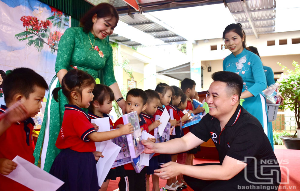 Đại diện Mitsubishi Thái Nguyên trao quà cho học sinh Trường Mầm non Tân Lợi (Đồng Hỷ).