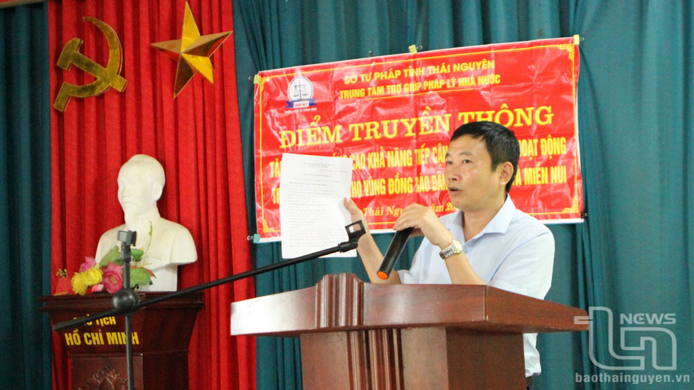 Trợ giúp viên pháp lý của Trung tâm tuyên truyền, phổ biến các kiến thức pháp luật đến với người dân.