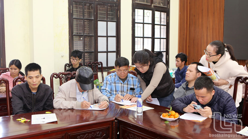 Cán bộ Trung tâm Trợ giúp pháp lý nhà nước tỉnh hỗ trợ bà con ghi đơn yêu cầu trợ giúp pháp lý tại buổi truyền thông, tư vấn pháp luật cho người khuyết tật.