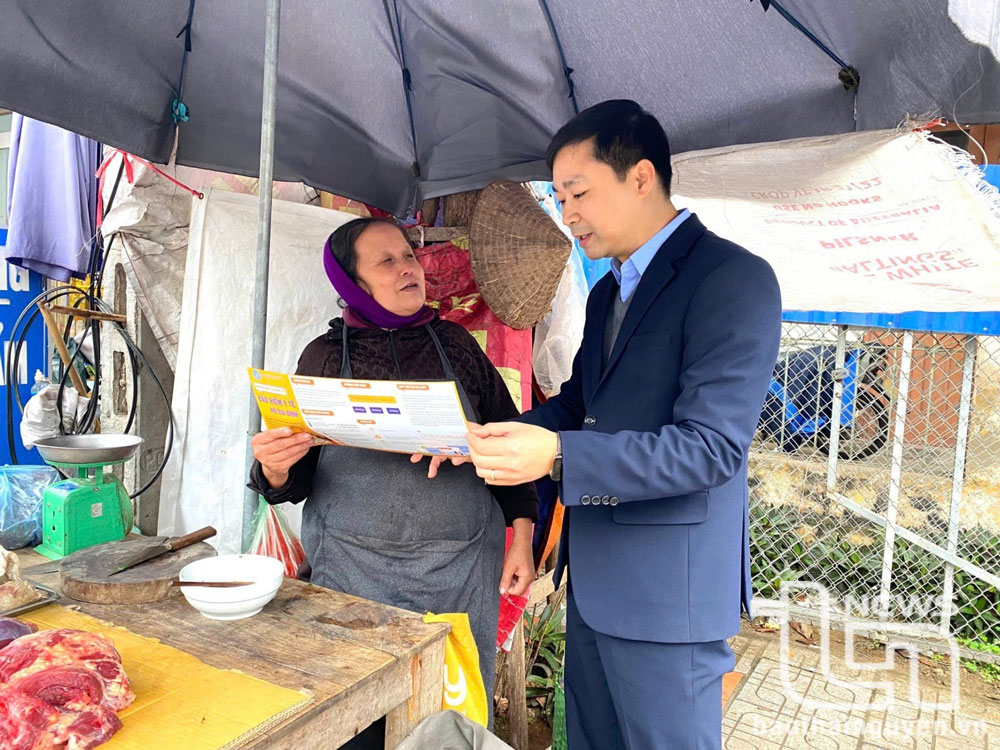 Cán bộ Bảo hiểm xã hội khu vực X tuyên truyền tới người dân TP. Thái Nguyên các chính sách về chế độ bảo hiểm xã hội tự nguyện, bảo hiểm y tế.