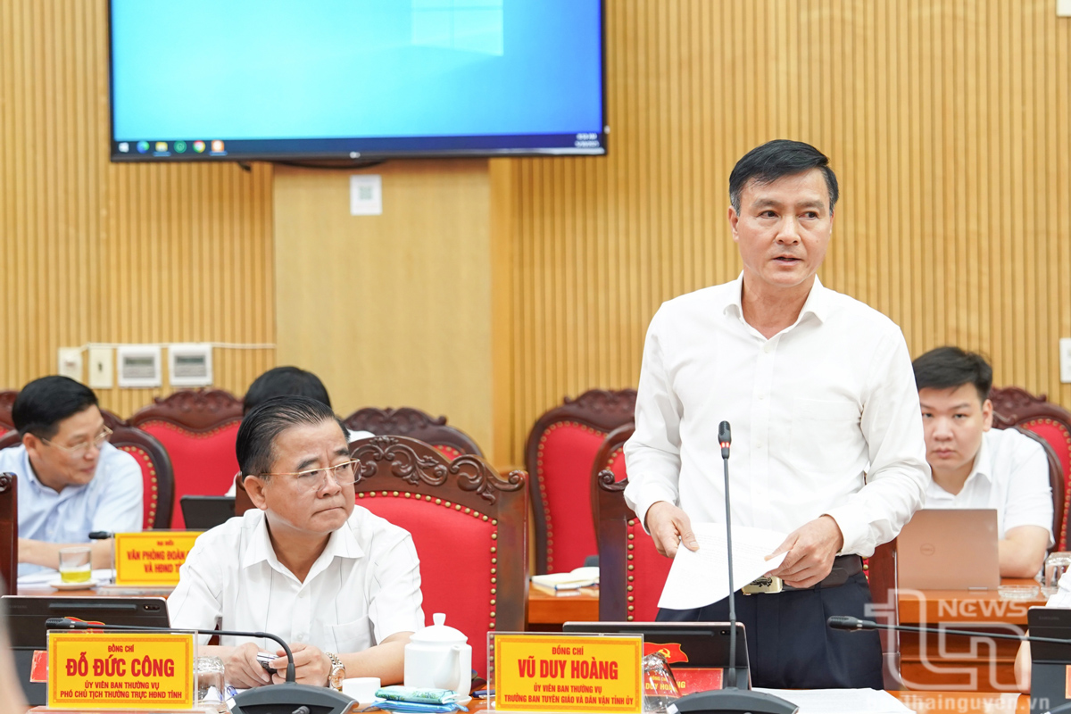 Đồng chí Trưởng Ban Tuyên giáo và Dân vận Tỉnh ủy Thái Nguyên Vũ Duy Hoàng trình bày nội dung dự thảo Văn kiện.