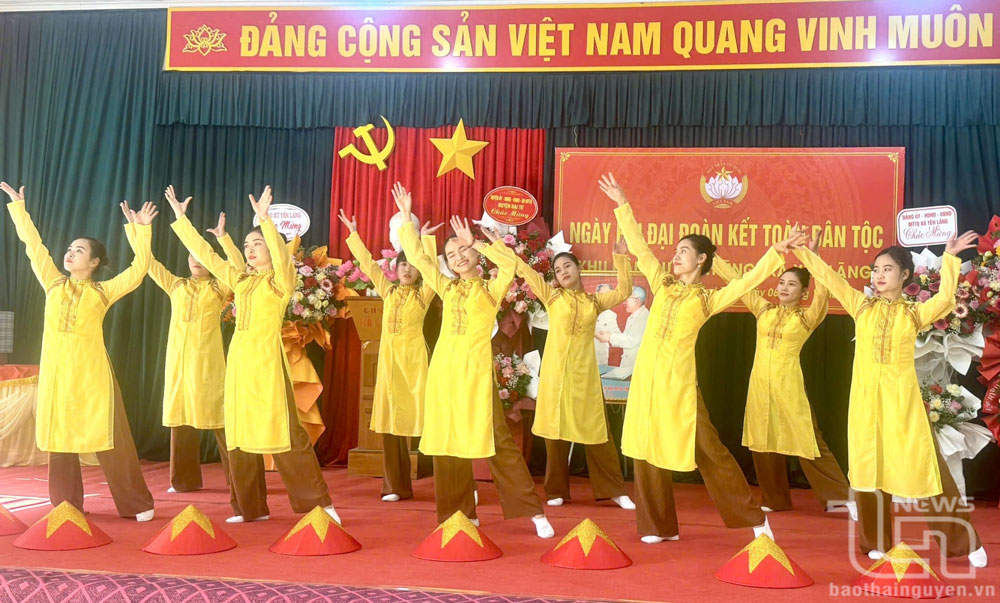 Một tiết mục văn nghệ của chị em phụ nữ xóm Ao Trũng chào mừng Ngày hội Đại đoàn kết toàn dân tộc năm 2024.