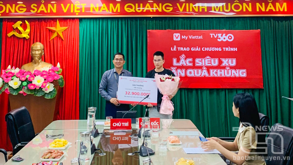 Lãnh đạo Viettel Thái Nguyên trao thưởng cho khách hàng may mắn trên địa bàn tỉnh trúng thưởng Chương trình “Lắc Siêu Xu, Săn Quà Khủng”.