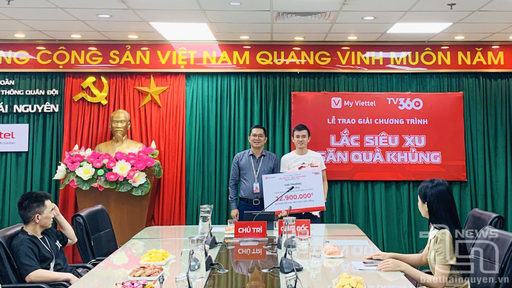 Lãnh đạo Viettel Thái Nguyên trao thưởng cho khách hàng may mắn trúng thưởng Chương trình “Lắc Siêu Xu, Săn Quà Khủng”.