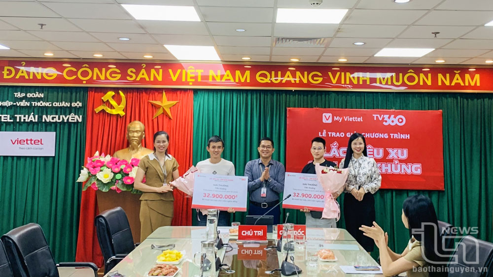 Lãnh đạo Viettel Thái Nguyên trao thưởng cho khách hàng trên địa bàn tỉnh may mắn trúng thưởng Chương trình “Lắc Siêu Xu, Săn Quà Khủng”.