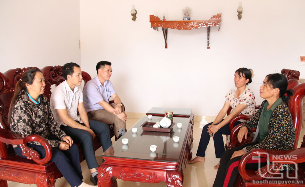 Lãnh đạo UBND xã Tân Hòa và các hội, đoàn thể kiểm tra hoạt động vay vốn tín dụng chính sách tại xóm Giàn.