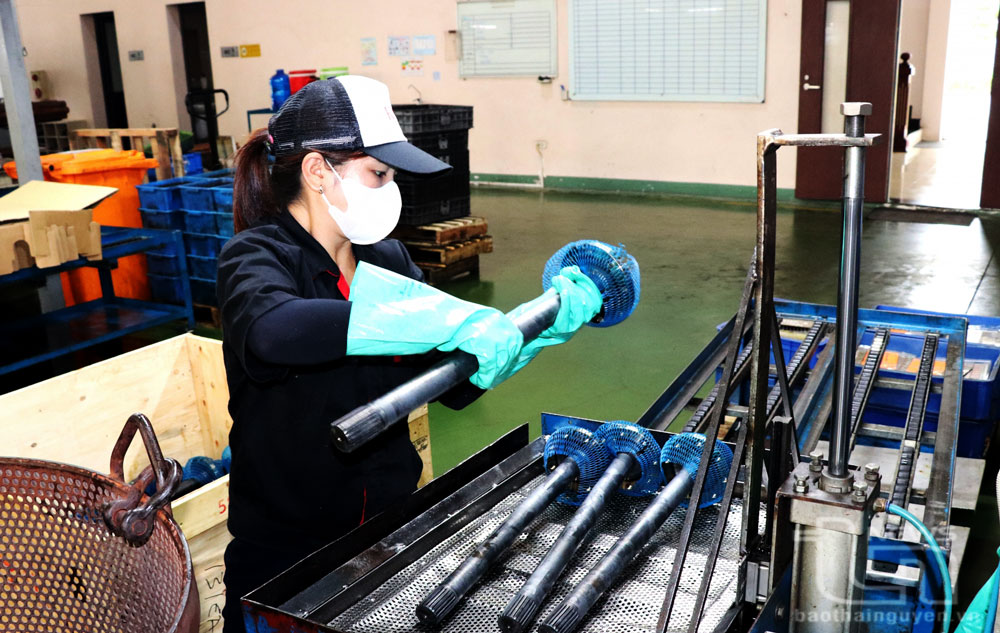 Sản xuất linh kiện máy phát điện gió xuất khẩu sang thị trường châu Âu tại Công ty TNHH KD Heat Technology Thái Nguyên (Khu công nghiệp Điềm Thụy).