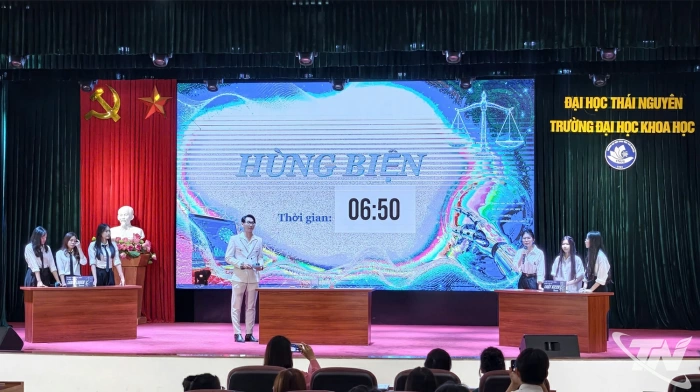 Sinh viên Luật tranh tài tại Cuộc thi hùng biện 'Chạm vào AI'