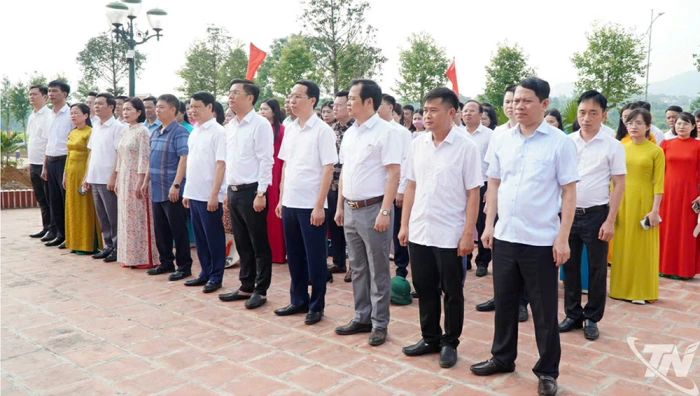 Đoàn đại biểu phường Quyết Thắng báo công tại Khu di tích lịch sử La Bằng