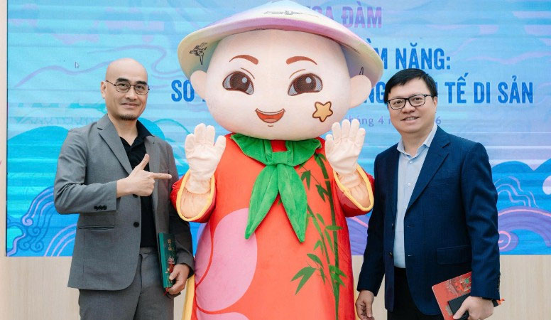 Ủy viên Trung ương Đảng, Tổng Biên tập Báo Nhân Dân, Phó Trưởng Ban Tuyên giáo và Dân vận Trung ương, Chủ tịch Hội Nhà báo Việt Nam Lê Quốc Minh cùng ông Đào Trọng Huy, Chủ tịch Tập đoàn AnnGroup chụp ảnh lưu niệm cùng bản demo mascot Anh Tre tại tọa đàm “Khơi dậy tiềm năng: Sở hữu trí tuệ trong kinh tế di sản” trong chuỗi sự kiện mừng Ngày Sở hữu trí tuệ 2026.