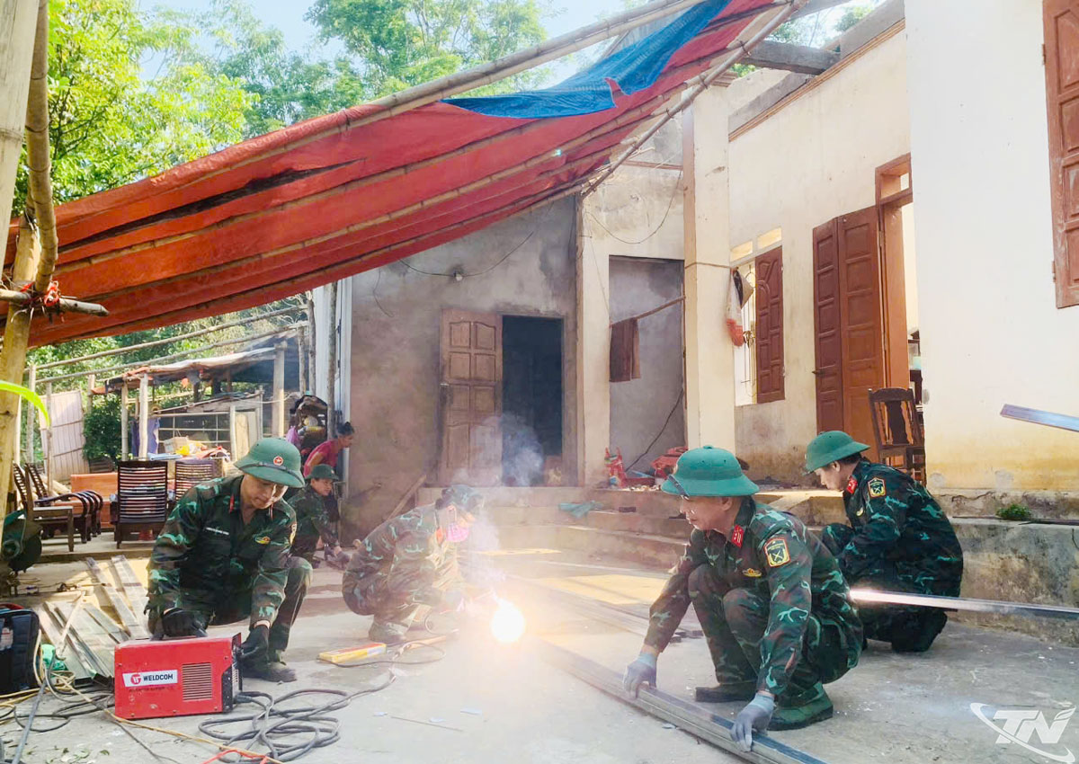 Cán bộ, nhân viên Bộ CHQS tỉnh tháo dỡ, sửa chữa thay toàn bộ xà gồ bằng sắt, lợp mái nhà cho gia đình ông Hà Minh Chung.