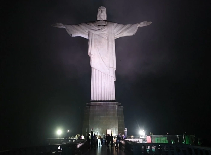 Thắp sáng tượng Chúa Cứu thế ở Brazil nhằm phản đối bạo lực giới