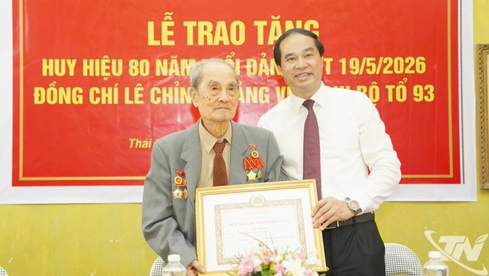 Đồng chí Bí thư Tỉnh ủy trao tặng Huy hiệu 80 năm tuổi Đảng cho đảng viên Lê Chỉnh
