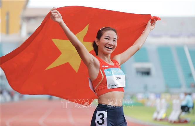 Nguyễn Thị Oanh xuất sắc giành tấm HCV thứ 3 ở SEA Games 33, bên cạnh các nội dung 5.000m và 10.000m. Ảnh: Minh Quyết/PV TTXVN tại Thái Lan