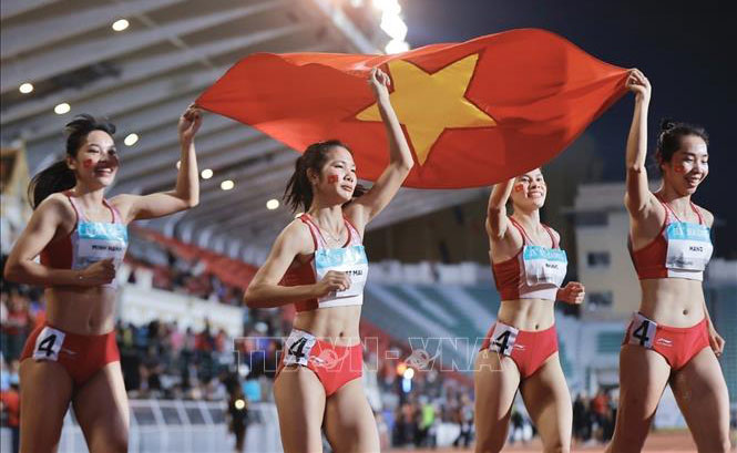 Các VĐV Hoàng Thị Minh Hạnh, Lê Thị Tuyết Mai, Nguyễn Thị Hằng, Nguyễn Thị Ngọc xuất sắc giành HCV nội dung 4x400m tiếp sức nữ tại SEA Games 33. Ảnh: Minh Quyết/PV TTXVN tại Thái Lan