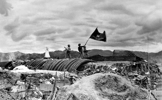 Ngày 7/5/1954, toàn bộ tập đoàn cứ điểm của địch ở Điện Biên Phủ bị tiêu diệt, lá cờ “Quyết chiến, Quyết thắng” của Quân đội nhân dân Việt Nam tung bay trên nóc hầm tướng De Castries. Ảnh: Tư liệu