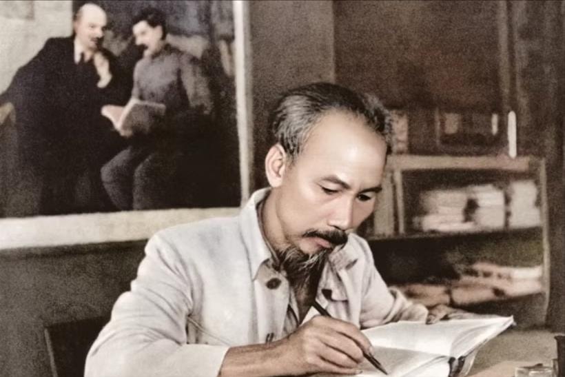 Trong kỷ nguyên mới, tư tưởng Hồ Chí Minh càng trở thành điểm tựa tinh thần, nền tảng tư duy và phương hướng hành động có ý nghĩa quyết định. Ảnh tư liệu