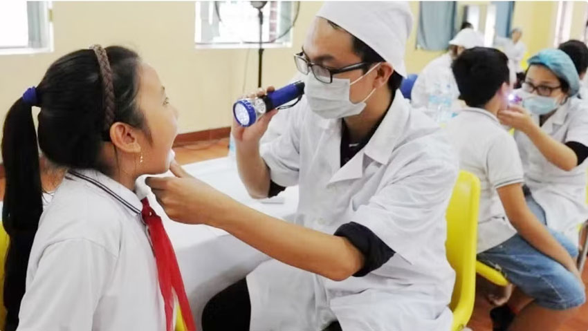Khám sức khỏe định kỳ cho học sinh tại Trường tiểu học Lê Quý Đôn, Hà Nội. (Ảnh: TRẦN HẢI)