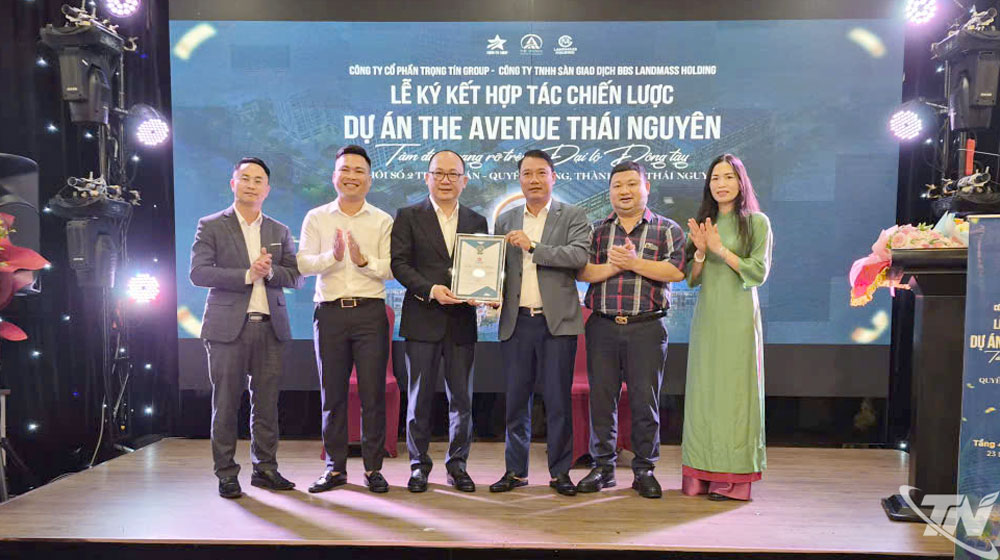 Đại diện Trọng Tín Group và Công ty TNHH Sàn bất động sản LandMass Holding ký kết hợp tác.
