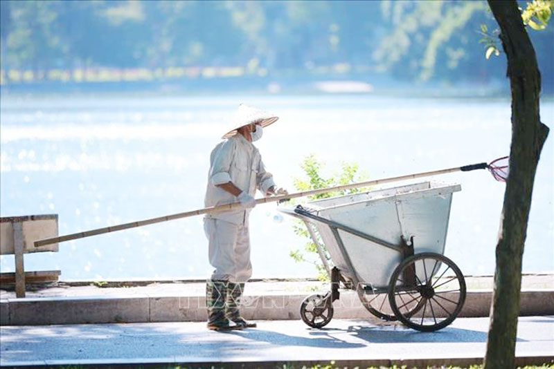 Nhằm bảo vệ và nâng cao sức khỏe trước tác động của nắng nóng, khuyến cáo người lao động hoặc di chuyển ngoài trời phải có các biện pháp phòng chống sốc nhiệt. Ảnh: Hoàng Hiếu/TTXVN