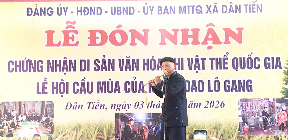 Nghệ nhân Phan Văn Hanh trình bày một tiết mục Dân ca bằng sáo trúc.