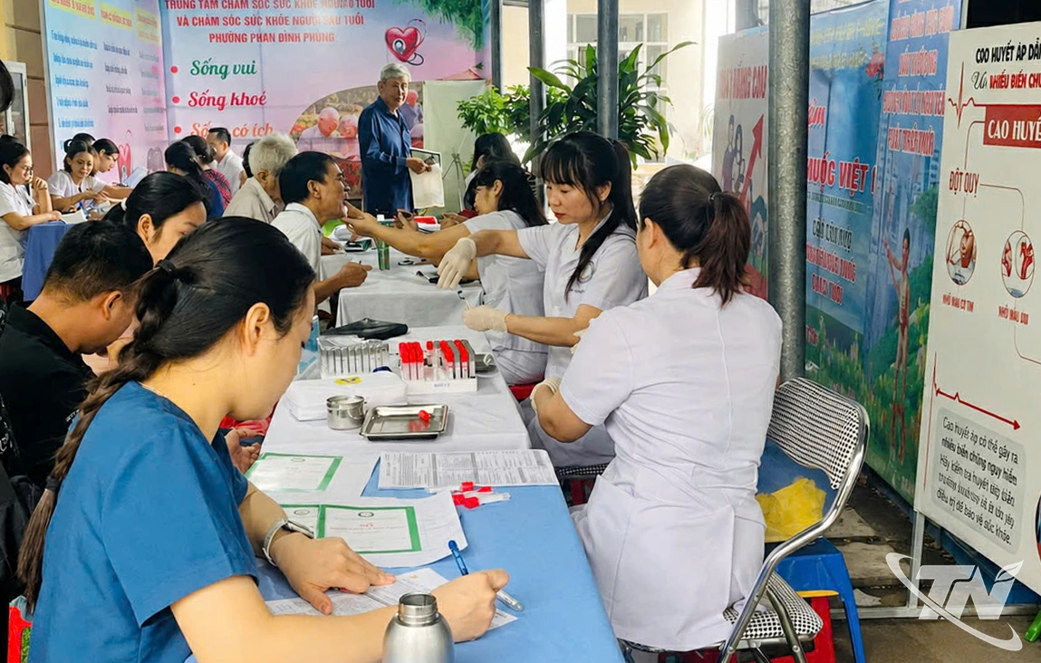 Cán bộ y tế phường Phan Đình Phùng tư vấn, khám bệnh miễn phí cho người cao tuổi trên địa bàn.