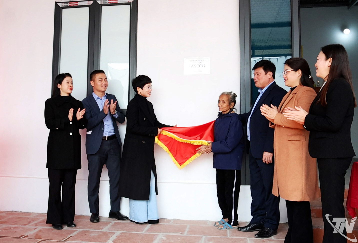 Các đơn vị, doanh nghiệp hỗ trợ xây nhà mới cho gia đình bà Nguyễn Thị Nguyệt,
ở xóm Đồng Áng (xã Phú Bình).