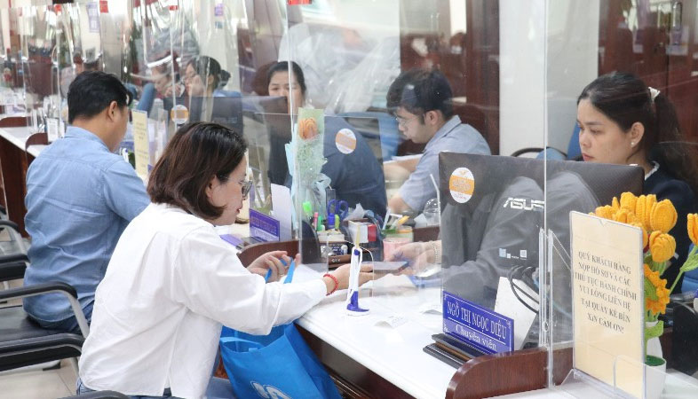 Người dân và doanh nghiệp đến nộp hồ sơ tại Trung tâm Phục vụ hành chính công tỉnh Tây Ninh được tiếp đón, hướng dẫn tận tình. Ảnh: Bùi Giang/TTXVN
