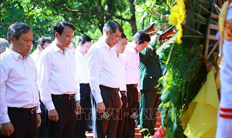 Thủ tướng Chính phủ Lê Minh Hưng dâng hương, hoa tưởng niệm tại đền tưởng niệm các Anh hùng, liệt sĩ Đường 20 Quyết Thắng. Ảnh: Dương Giang/TTXVN