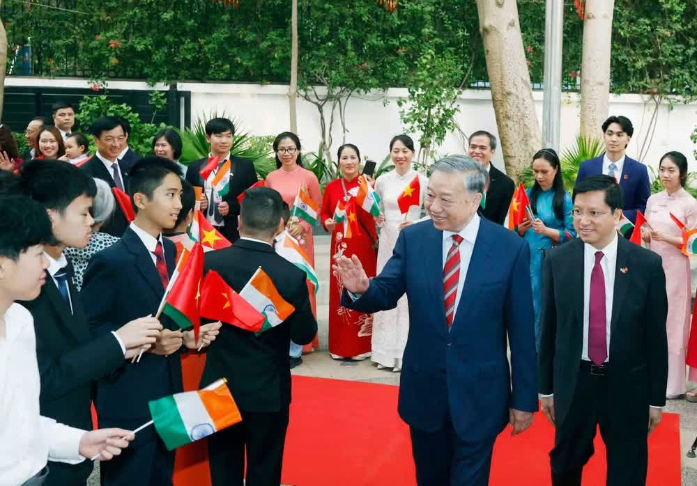 Tổng Bí thư, Chủ tịch nước Tô Lâm gặp gỡ cán bộ, nhân viên Đại sứ quán và cộng đồng người Việt Nam tại Ấn Độ. Ảnh: Thống Nhất/TTXVN