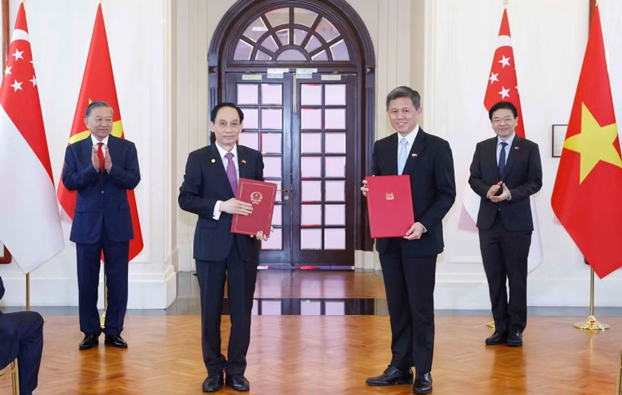 Tổng Bí thư, Chủ tịch nước Tô Lâm và Thủ tướng Singapore Lawrence Wong chứng kiến Lễ trao các văn kiện hợp tác giữa hai nước. (Ảnh: Thống Nhất/TTXVN)