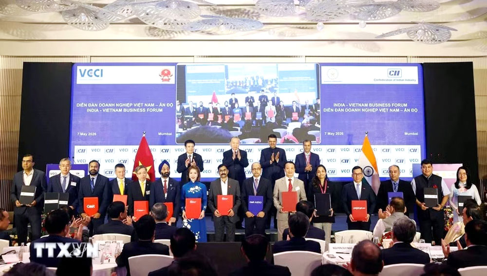 Tổng Bí thư, Chủ tịch nước Tô Lâm và Thủ hiến bang Maharashtra Shri Devendra Fadnavis chứng kiến lễ trao các thỏa thuận hợp tác giữa hai nước. Ảnh: TTXVN