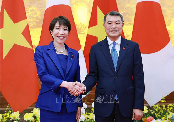 Thủ tướng Lê Minh Hưng và Thủ tướng Nhật Bản Takaichi Sanae chụp ảnh chung tại lễ đón.