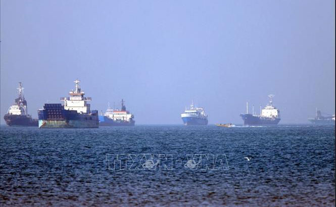 Tàu thuyền ở eo biển Hormuz, gần thành phố cảng Bandar Abbas, Iran. Ảnh: The Guardian/TTXVN