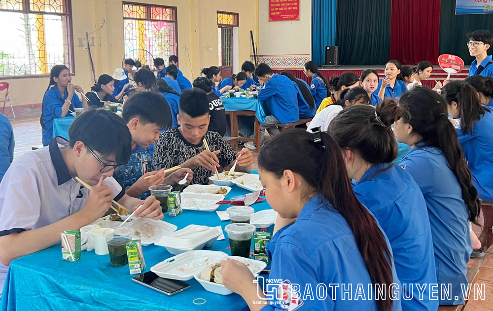 Huyện đoàn Định Hóa phối hợp với các trường học phục vụ 170 suất ăn miễn phí tại 2 điểm thi (THPT Định Hóa và THPT Bình Yên) cho các sĩ tử.