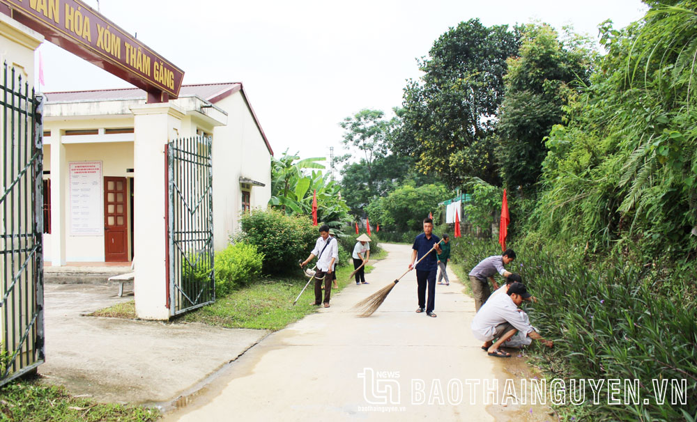 Người dân xóm Thâm Găng, xã Tức Tranh, tham gia vệ sinh môi trường tại khu dân cư.