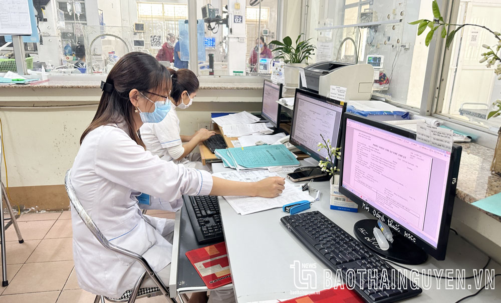 Nhân viên Bệnh viện Gang thép Thái Nguyên tra cứu hồ sơ bệnh nhân trên hệ thống điện tử.