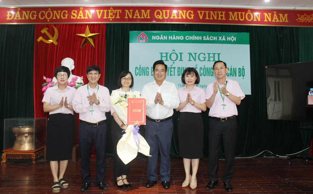 Lãnh đạo NHCSXH Trung ương trao quyết định và chúc mừng đồng chí tân Phó Giám đốc NHCSXH tỉnh Thái Nguyên.