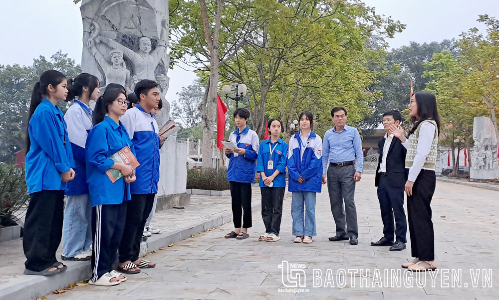 Trường THPT Đại Từ luôn quan tâm giáo dục lý tưởng, đạo đức, lối sống cho học sinh. Trong ảnh: Giáo viên môn Lịch sử giới thiệu cho học sinh về Khu di tích lịch sử 27/7.