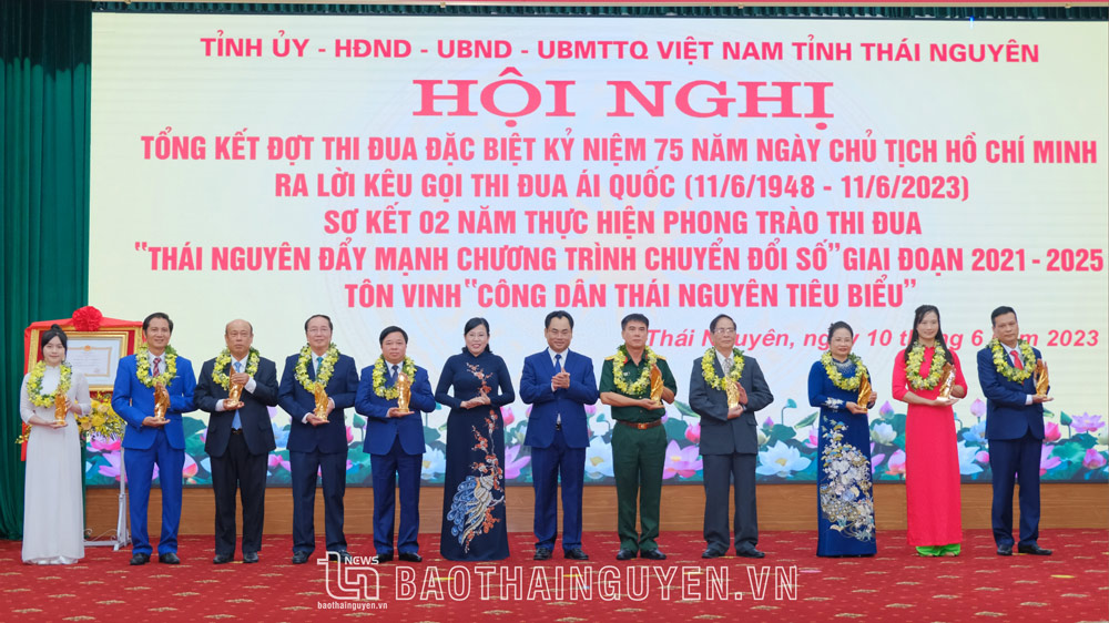 tặng kỷ niệm chương cho 10 công dân tiêu biểu tỉnh Thái Nguyên năm 2022.
