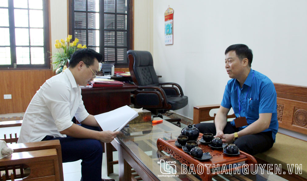 Phóng viên Báo Thái Nguyên trao đổi với lãnh đạo Phòng Chính sách lao động, Sở Lao động - Thương binh và Xã hội, về những dấu hiệu vi phạm của Công ty Bảo Lan.